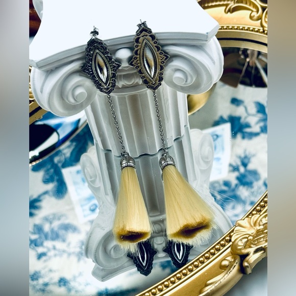 🆕 TOGA PULLA 🧿 NWOT Metal Fringe Earrings - White Fringe - Picture 12 of 15